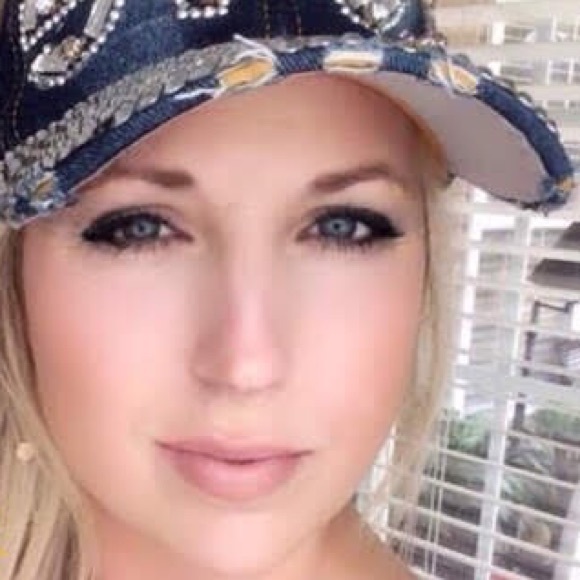 Meet your Posher, Veronica - Picture 2 of 5